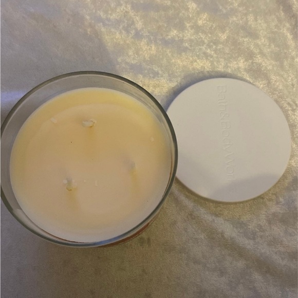 🆕 Bath & Body Work Pumpkin cupcake 3 wick - Picture 3 of 3